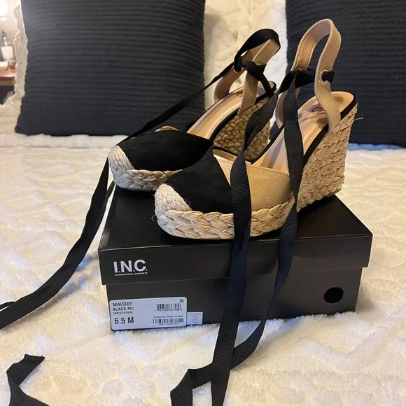 INC MAISIEF BLACK SHOES - Picture 5 of 7